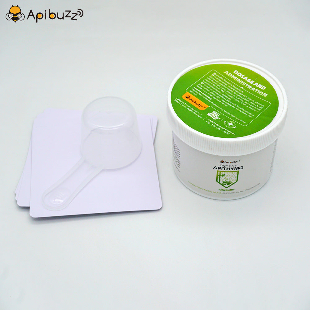 An overview of APITHYMO gel with measuring cup and dosing cardboard, similar to apiguard treatment​ 